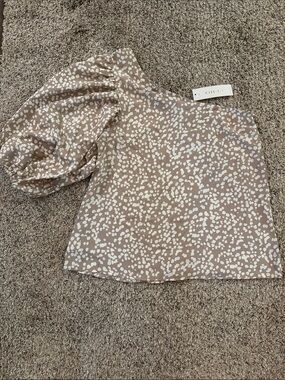 GILLI One-Shoulder Puff Sleeve Top in Taupe and White size M